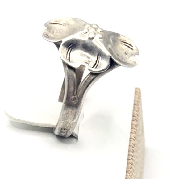 Size 7 Sterling Silver dogwood flower ring - Picture 2 of 5